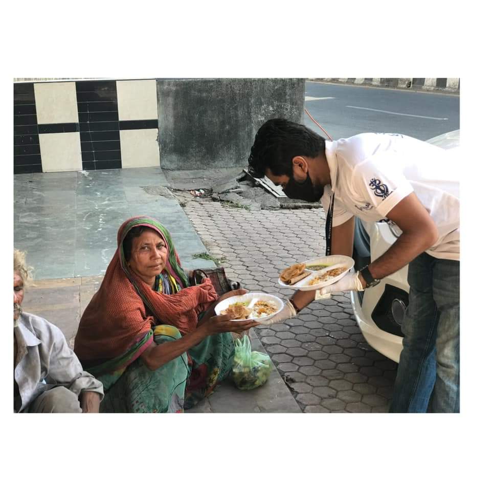 iamhumanfounda1's tweet photo. #I_M_HUMAN #RotiBank #FoodForAll Today on continuous #40thDayOfLockdown, we fed around #500People and also gave them Homeopathic Medicine.
#HelpEverHurtNever
@PMOIndia @narendramodi @IshwarParmarMLA @JignaParmar7 @vijayrupanibjp @sdmbardoli @AmitShah @BeingSalmanKhan @akshaykumar https://t.co/sfP555EvCl