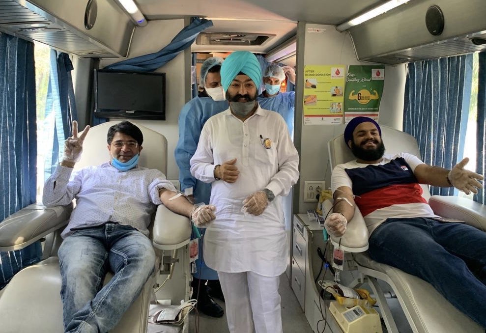ParamjitSSarna's tweet photo. #Helping_India: During Biggest crisis of India,We have served Langar to more than 200,000+ people that too in remotest part of Capital,
-Donated 210+ bottles blood
-Sanitised 400+ risk prone Hot -spots.
Saluting all my Sikh colleagues for their tireless contribution. @ANI https://t.co/tvMc19Ag6R