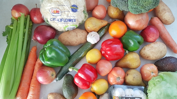 Torontonicity's tweet photo. Don't miss our summer-like weather by spending your time in the grocery store today. Doorstep Grocers delivered this Family Box of fresh veggies and fruits to my door with 48 hour #freedelivery ! https://t.co/JlNPOi94qT #grocerydelivery #Toronto #GTA #doorstepgrocers https://t.co/077q7BG9B3
