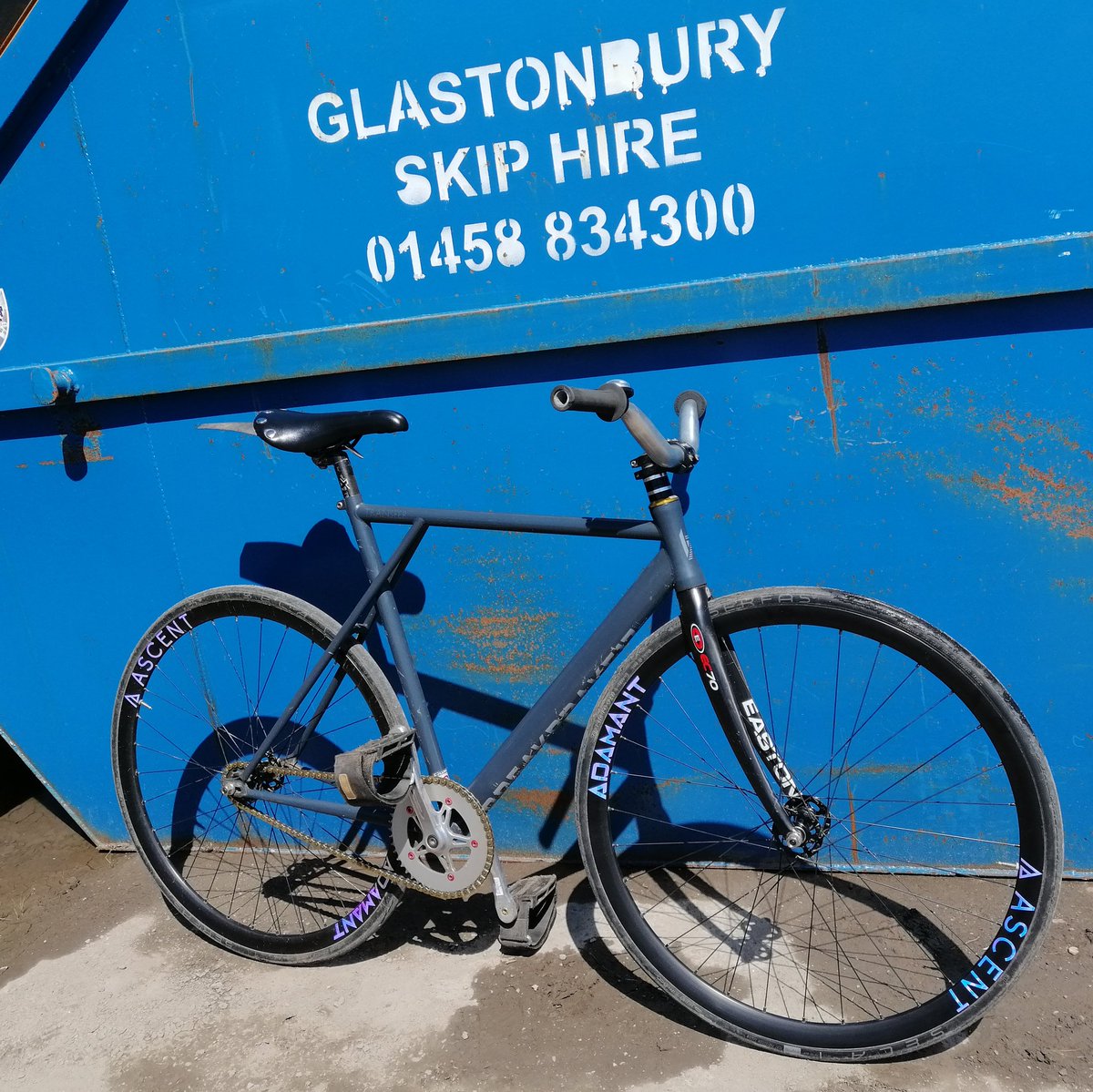 Ride out to Glastonbury
#fixedgear #fixie #fixed #fixedlove #fixiestyle #fixieporn #fixiefamous #bikeporn 
amzn.to/2JAT0db
