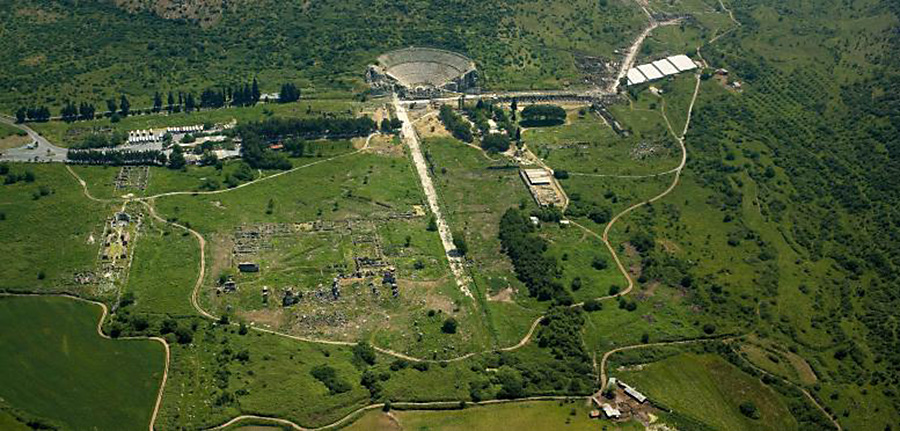 Efes Antik Kentini duymayanınız yoktur. Her yıl binlerce kişi tarafından ziyaret edilmektedir. Hiç merak ettiniz mi 2000 yıl önce nasıldı ? 

Macar 3D sanatçısı Adam Nemeth'in 1 yıllık çalışması sonucunda antik kentin illüstrasyonlarını hazırlardı.

Hadi bu tasarımlara bakalım.