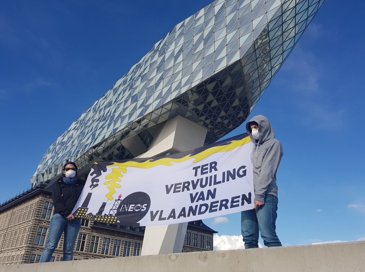 dewereldmorgen's tweet photo. “Ineos will fall”: activisten protesteren tijdens lockdown tegen Ineos Project One https://t.co/4gYeKJbKA0 #Ineos #IneosProjectOne #ClimateChange #ClimateAction https://t.co/qEyoBjoMnc