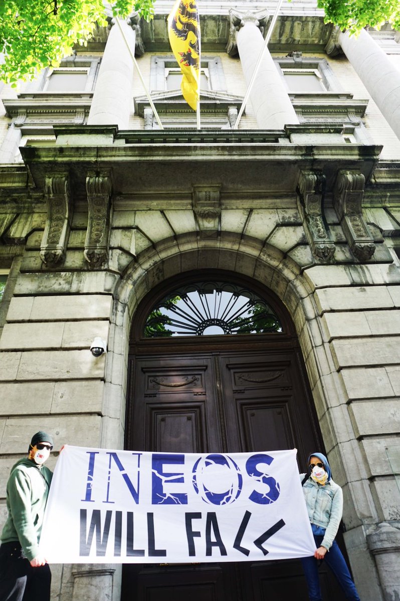 dewereldmorgen's tweet photo. “Ineos will fall”: activisten protesteren tijdens lockdown tegen Ineos Project One https://t.co/4gYeKJbKA0 #Ineos #IneosProjectOne #ClimateChange #ClimateAction https://t.co/qEyoBjoMnc