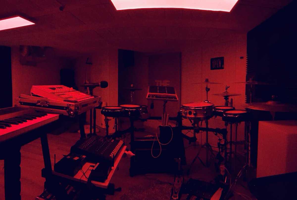 Les travaux 🚧 avancent bien “le vaisseau”  commence à être en place <a href="/lakrpt1/">lakrpt</a> Lakrpt #studio #cavaetrebien 🚀🚀🚀