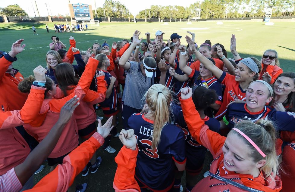 AlyxScott1's tweet photo. *End of Thread* 

Anyone who was able to watch this team play in 2016 knew that this group of women were special

I am honored to be a part of this team (and always roast my teammates) 

Can't wait to be back on the plains with my people for our Ironbowl Tailgate

#WarEagle https://t.co/hMB9QEU3sk