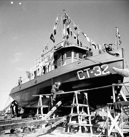 MarineRoyaleCan's tweet photo. Sep 20 1943 - Une cĂ©rĂ©monie en direct Ă @CBC indique aux chantiers navals canadiens de mettre Ă lâeau 12 navires : 1 destroyer, 2 frĂ©gates, 1 corvette, 1 dragueur de mines, 3 remorqueurs, 1 Fairmile, 1 pĂ©trolier et 2 navires de charge (valeur de 10,5 M$).#BatAtl75 @RLitwiller https://t.co/FFFOUPbsPf