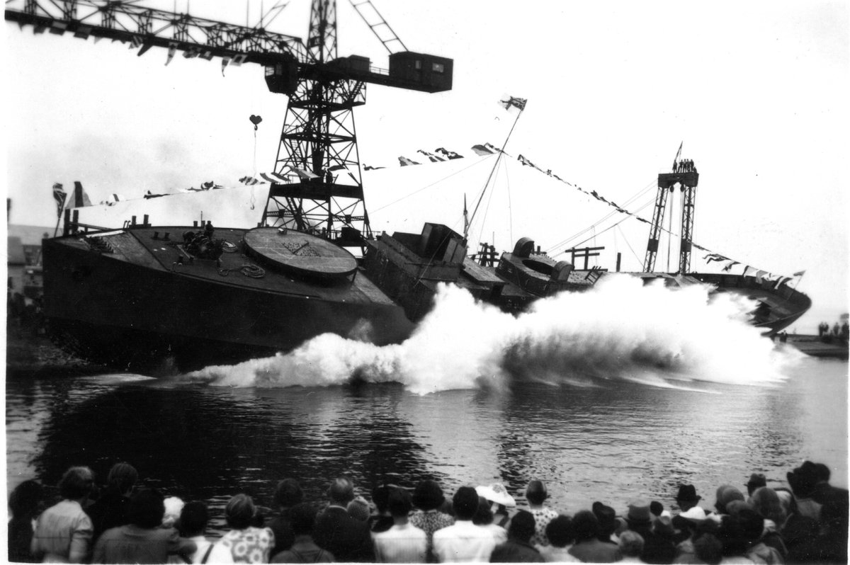 MarineRoyaleCan's tweet photo. Sep 20 1943 - Une cĂ©rĂ©monie en direct Ă @CBC indique aux chantiers navals canadiens de mettre Ă lâeau 12 navires : 1 destroyer, 2 frĂ©gates, 1 corvette, 1 dragueur de mines, 3 remorqueurs, 1 Fairmile, 1 pĂ©trolier et 2 navires de charge (valeur de 10,5 M$).#BatAtl75 @RLitwiller https://t.co/FFFOUPbsPf