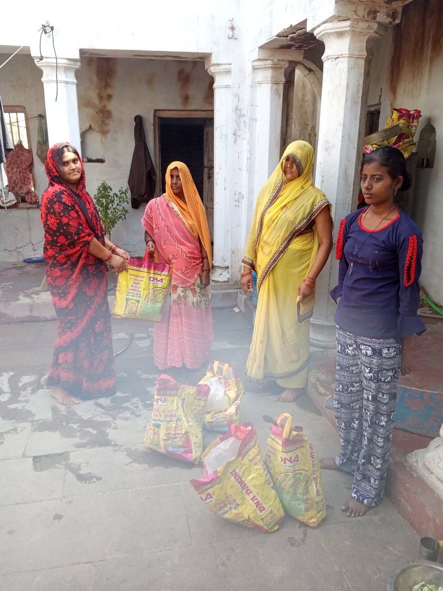 DubeySanjay7's tweet image. आज दिनांक 03/05/ 2020, को मां कालिका धाम मंडल आरती दुबे जी (मण्डल मंत्री)द्वारा जरूरत मंद लोगों को सुखा राशन  #व संगठन द्वारा प्राप्त सेनेटाइजर ग्रामीणों दुकानदारों बंधुओं को वितरित किया गया |