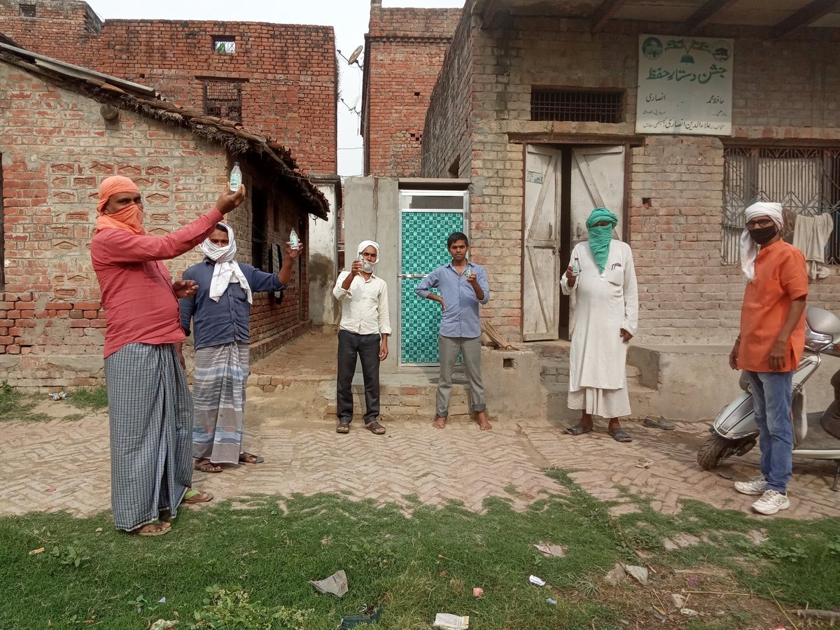 DubeySanjay7's tweet image. आज दिनांक 03/05/ 2020, को मां कालिका धाम मंडल आरती दुबे जी (मण्डल मंत्री)द्वारा जरूरत मंद लोगों को सुखा राशन  #व संगठन द्वारा प्राप्त सेनेटाइजर ग्रामीणों दुकानदारों बंधुओं को वितरित किया गया |