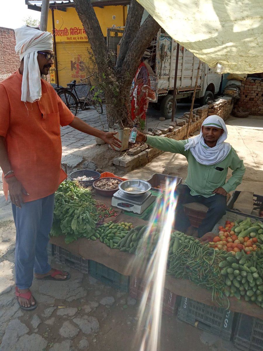 DubeySanjay7's tweet image. आज दिनांक 03/05/ 2020, को मां कालिका धाम मंडल आरती दुबे जी (मण्डल मंत्री)द्वारा जरूरत मंद लोगों को सुखा राशन  #व संगठन द्वारा प्राप्त सेनेटाइजर ग्रामीणों दुकानदारों बंधुओं को वितरित किया गया |