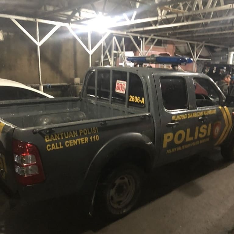 Kediaman nya Ferdian Paleka malam ini digruduk warga dan beberapa orang yang sengaja datang ke Kavling Bojong Koneng Indah, Kec. Baleendah. Petugas kepolisian sudah berada di TKP. Kabarnya doi ga ada di rumah alias kabur. Tunggu update selanjutnya. 

📷 via @twitkabarjabar