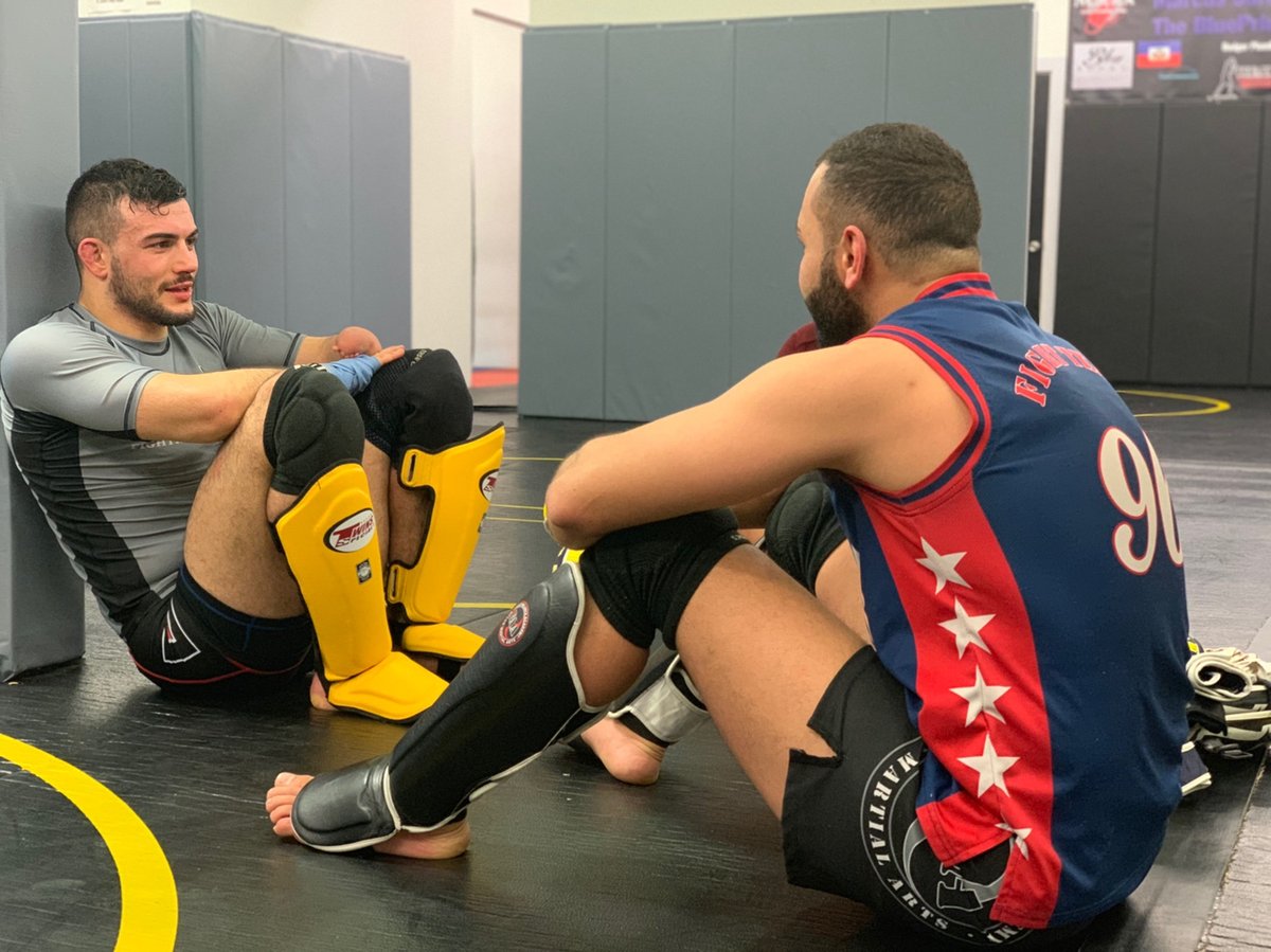 _MMANutrition's tweet photo. Those post sparring deep convos.💯
📷:ctto
.
.
.
#training #sparring #faaallday #mma #mixedmartialarts #fighting #cagefighting #ammo #kickboxing #jiujitsu #bjj #ibjjf https://t.co/NnL56nZTym
