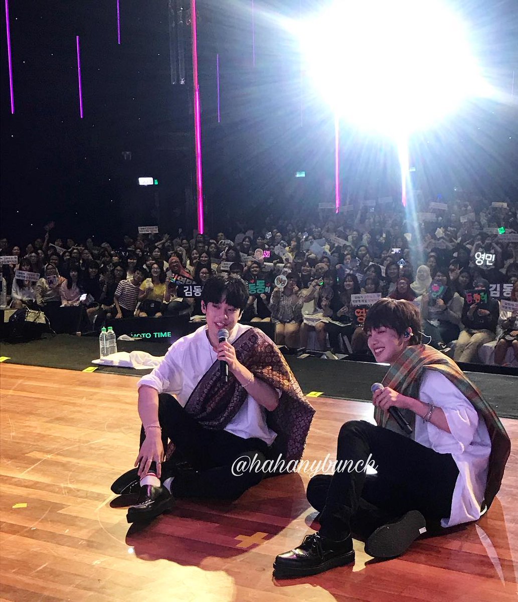 Eternal8124's tweet photo. 2 tahun yang lalu since #MXMinKL
My first fanmeeting. AHHH i miss them so much. Thanks pada yang memberi tiket free🤧😂💘👈
Patutnya celebrate 1 May hari tu tapi busy benda lain😂 https://t.co/zDnDeQ35Qj