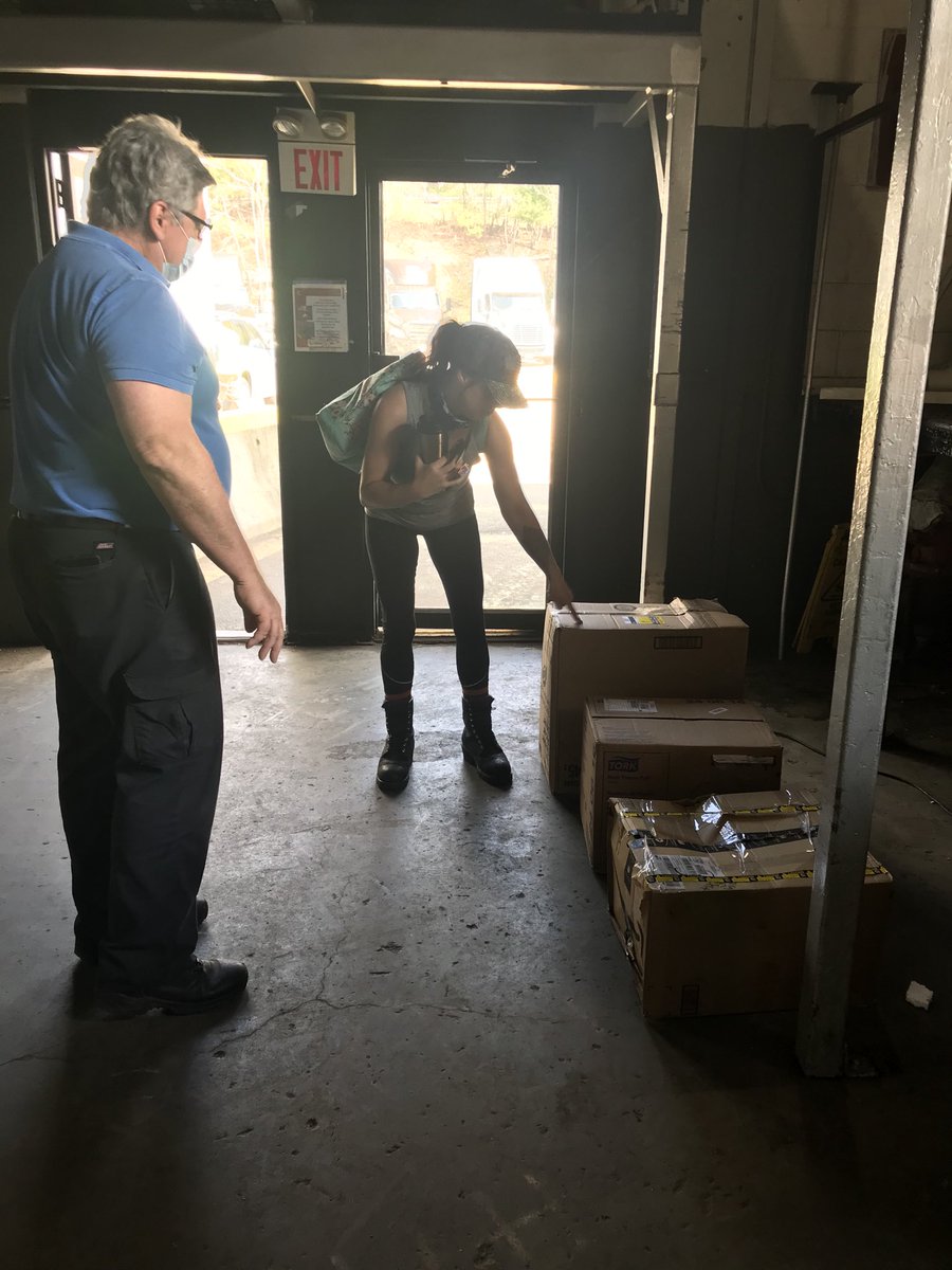 HubWoosta's tweet photo. Worma Sunday Sort Safety! Which Pkg May require a team lift? CHSP sup Dennis engages employees to figure out which ones, why, and if unsure how to figure it out to prevent injury. #ned8keys ⁦@safetyfirstNED⁩ https://t.co/CF4QibVgX9