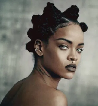 je ne connais pas la signification de cette coiffure faute de sources cependant je sais que c'est une coiffure qui est à la mode (Rihanna l'a porté).