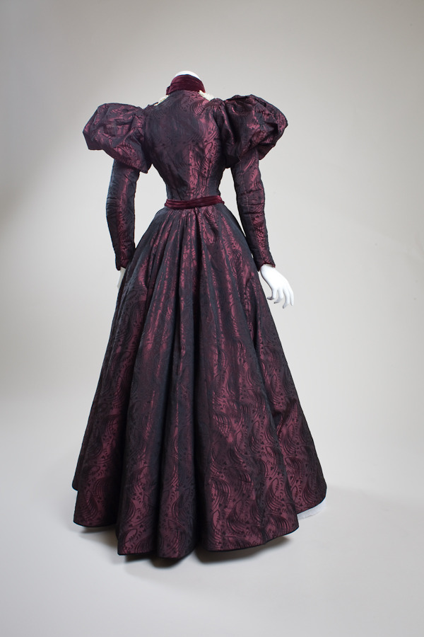 wikivictorian's tweet photo. Velvet and brocade afternoon dress, 1897. San Diego History Center. https://t.co/5eBMvzRPa1