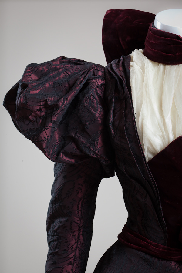 wikivictorian's tweet photo. Velvet and brocade afternoon dress, 1897. San Diego History Center. https://t.co/5eBMvzRPa1