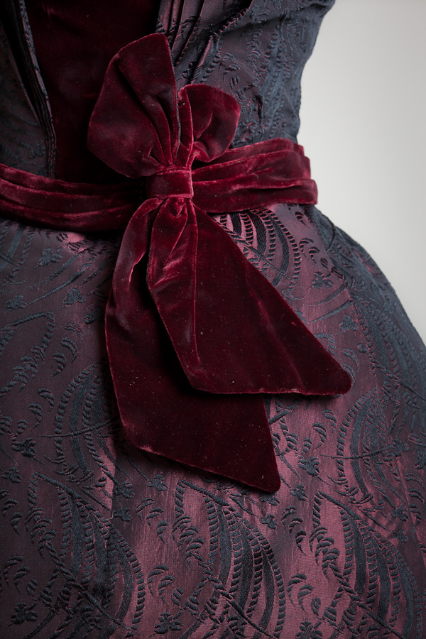 wikivictorian's tweet photo. Velvet and brocade afternoon dress, 1897. San Diego History Center. https://t.co/5eBMvzRPa1