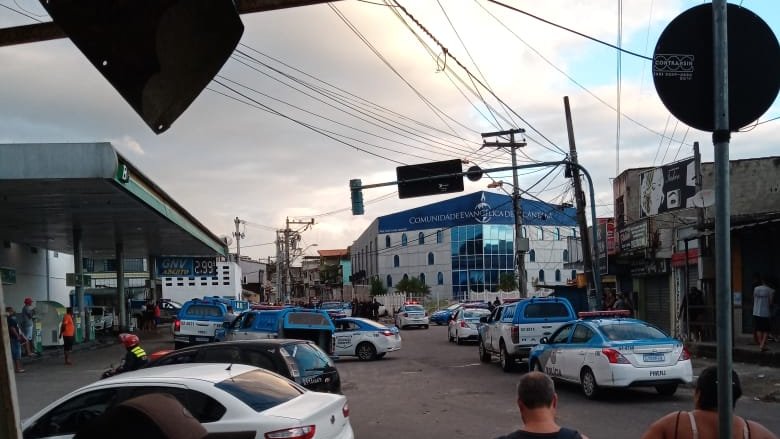 bolosvoalzira69's tweet photo. uber: é tranquilo entrar aí? 

eu: claro, moço. minha rua é antes do perigo.

vira a primeira esquina para entrar na minha rua: https://t.co/6PSnFbRAiI