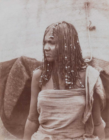          - Beja -(je trouve ce peuple tellement beau…)Les femmes Beja tressent leurs cheveux et les décorent avec des accessoires, ce qui ressemble plus à la semelle des anciens pharaons.