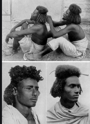 Beja a l'habitude que l'homme libère les cheveux de sa tête dans un style afro, et tresse l'arrière de celui-ci, et le remplisse d'huile.