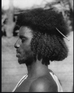 Beja a l'habitude que l'homme libère les cheveux de sa tête dans un style afro, et tresse l'arrière de celui-ci, et le remplisse d'huile.