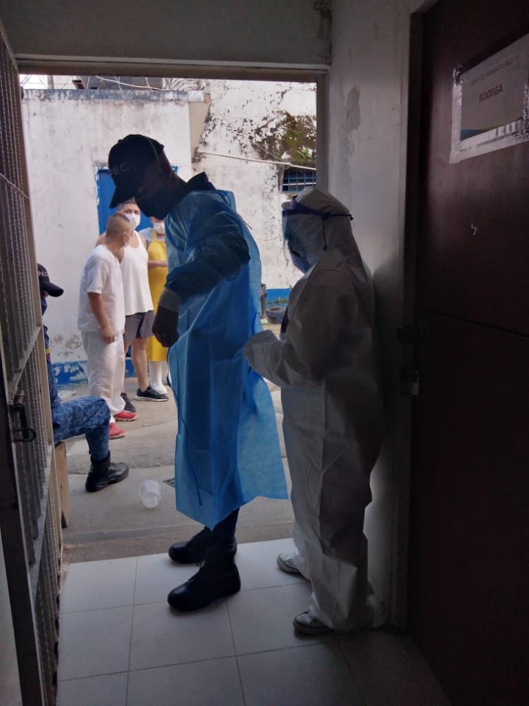 INPEC_Colombia's tweet photo. El Establecimiento carcelario de Acacías se protege del #COVID19 dotando a sus funcionarios y privados de la libertad con trajes de bioseguridad y tapabocas. #InpecPreviene https://t.co/uJ1TfS5mtH