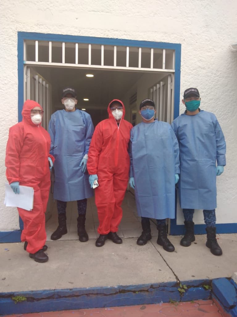 INPEC_Colombia's tweet photo. El Establecimiento carcelario de Acacías se protege del #COVID19 dotando a sus funcionarios y privados de la libertad con trajes de bioseguridad y tapabocas. #InpecPreviene https://t.co/uJ1TfS5mtH