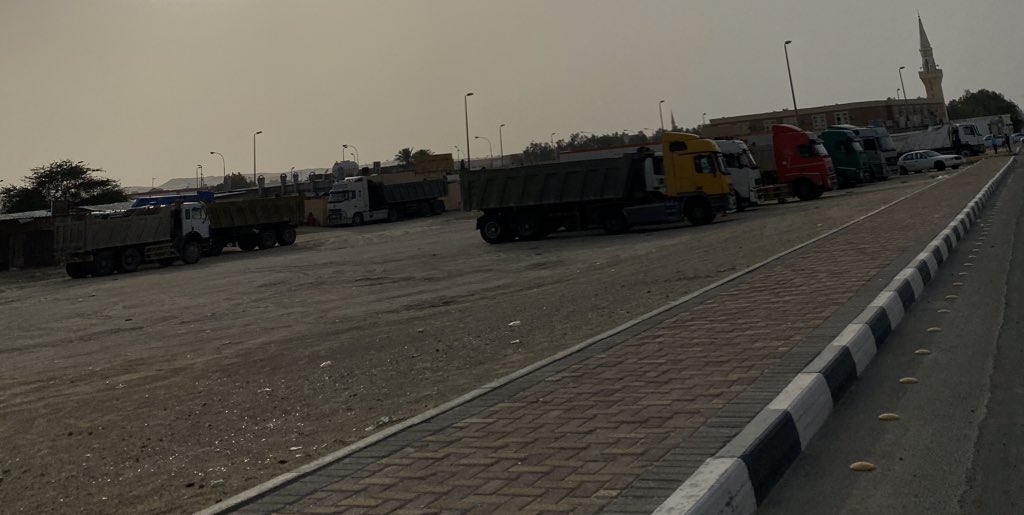 aindarnews's tweet photo. مواطنون من اهالي عين دار الجديده يطالبون بحمله على العماله المتواجده في عين دار الجديده من الشركات التي تتوافد عليها ضاربين التعليمات عرض الحائط

@MOISaudiArabia
 @saudimomra
@SaudiMOH 
@AinDar_mun 
@EasternEamana 

#عين_دار
#كورونا https://t.co/2IM2NTTtN5
