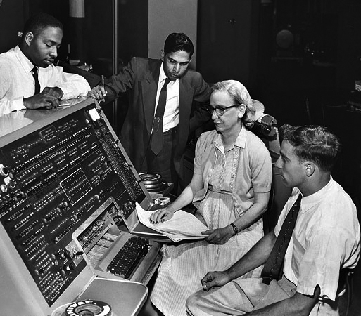 VTI_Uchile's tweet photo. Murphy resucita olvidado lenguaje computacional.
Y es cierto.  https://t.co/iZIprXXUia
La imagen  es de una de las pioneras de la computación. https://t.co/xHKjwD2dO1
