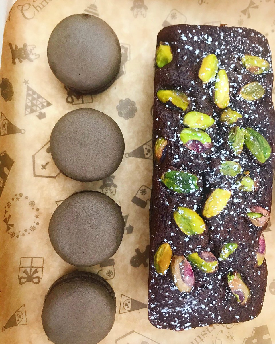 MonicaBakery's tweet photo. Desitjo que estigueu tenint un super Dia de la Mare 🥂
Deixant el Romanticisme aparcat, he fet un Pastisset de Xocolata Negra i Festucs acompanyat de Macarons de Cafè https://t.co/xtKMbEDymD