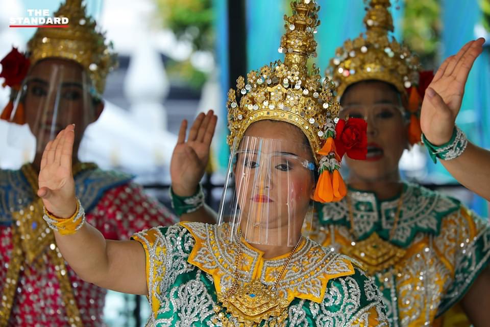 tuiiut's tweet photo. Thai Wai
#COVID19 #Thailand
#fourface รำแก้บนศาลท้าวมหาพรหม
#ฝ่าวิกฤตโควิด19 #โควิด19 #COVID19 #News #TheStandardPhoto #TheStandardCo #Bangkok https://t.co/Z6hJdGKel5