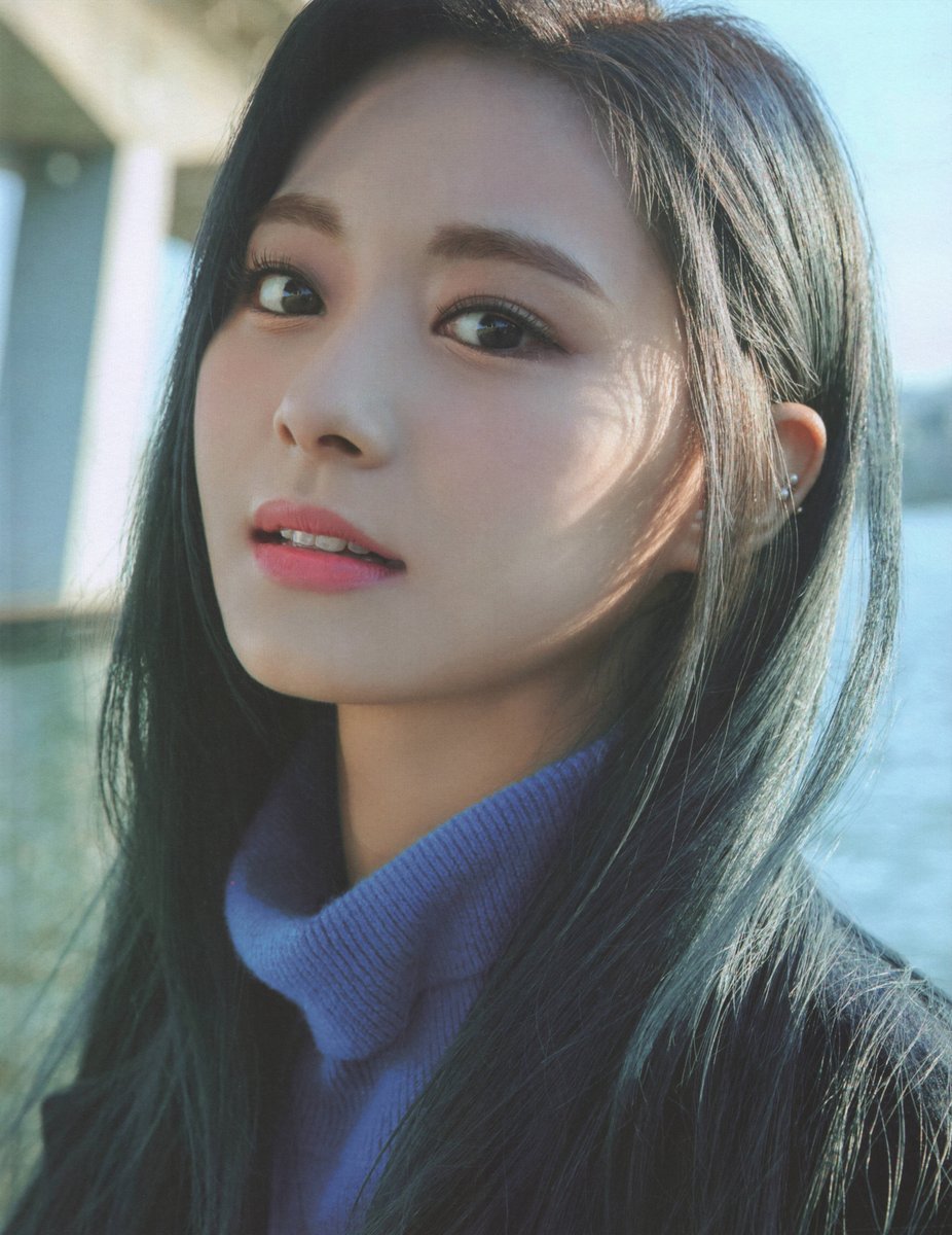 SCAN] Yes, I am Tzuyu (1st Photobook) page 5 page 6&7 (composite