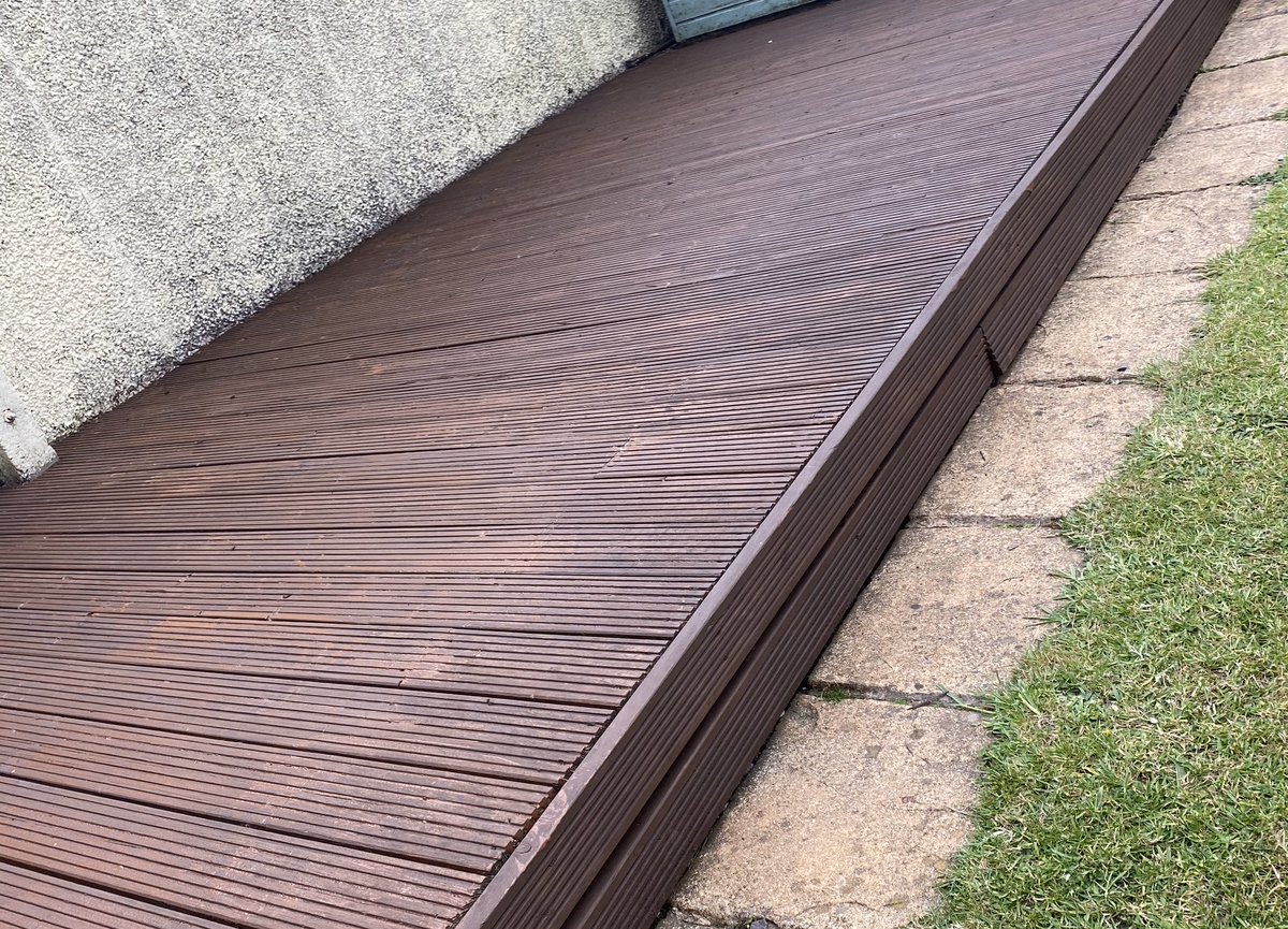 Kerley73's tweet photo. Can someone stick a fork in me please cozโ I is done ๐คฆ๐ฝโโ๏ธ whoever said weekends are for relaxing ๐คท๐ฝโโ๏ธ two quiz nights, 7 back garden fence panels painted, front garden fence painted for us and neighbours....then who decides to paint a 25m deck at 4pm on a Sunday arvo ๐๐ปโโ๏ธ #ginneeded https://t.co/ZfrS8TJ2Qh
