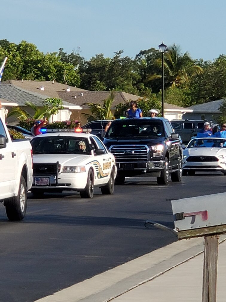 MsMicieliCCPS's tweet photo. Friday’s car parade was such a huge #CCPSsuccess for @ManateeCCPS #MESFamily! We had community members, first responders,&amp; our school family all came together to make it a special evening for our #LeadersLightingtheWay and they made special for us @collierschools @CollierSheriff https://t.co/4y1lCthFvt