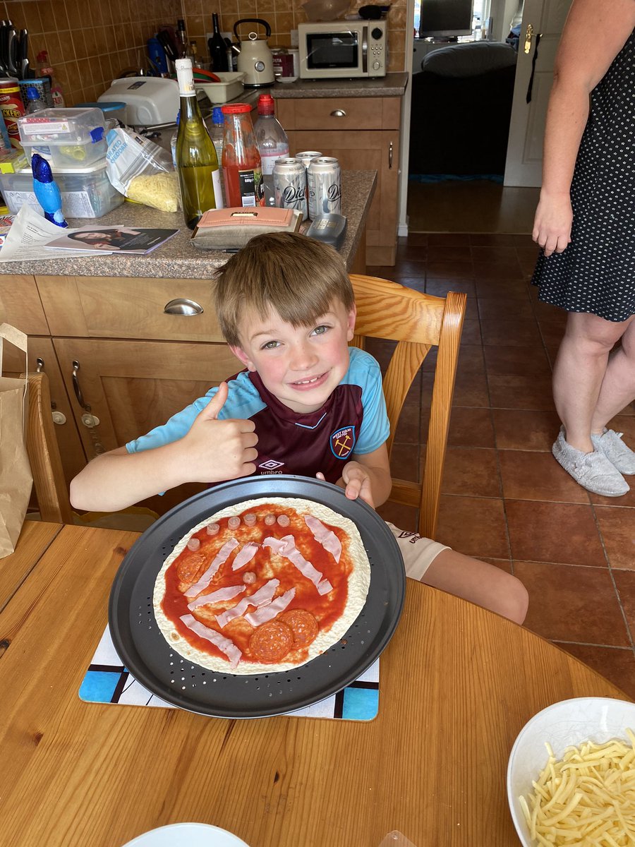 neonangel48's tweet photo. @clairabel3107 @CheshireScouts @stathamscouts Camp Lunch is prepared and serviced by the boys for #VirtualCuBe2020 https://t.co/edCcrEAUuU
