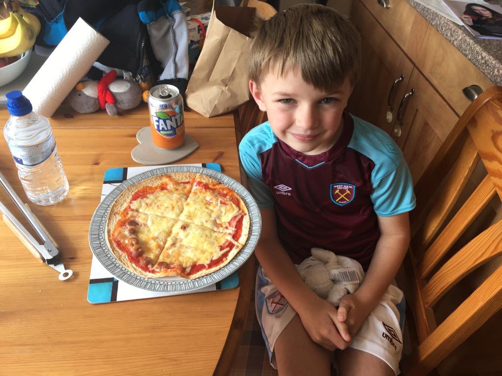 neonangel48's tweet photo. @clairabel3107 @CheshireScouts @stathamscouts Camp Lunch is prepared and serviced by the boys for #VirtualCuBe2020 https://t.co/edCcrEAUuU