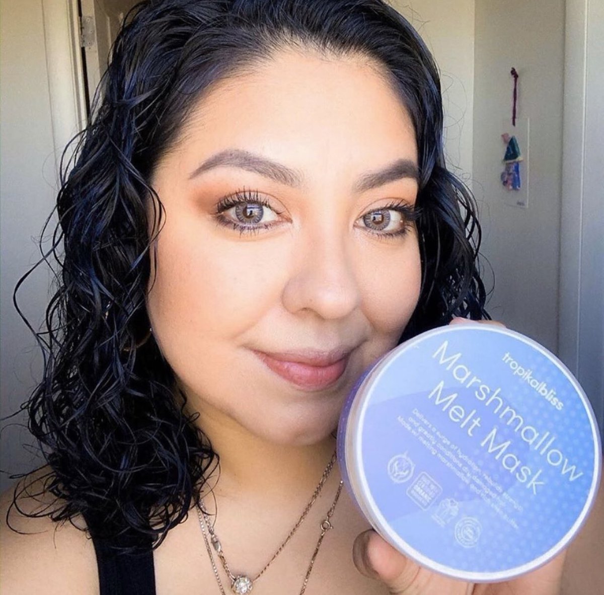 💥🌀Des #cheveux secs et sans vie? Ce masque est exactment ce qu'il vous faut.
Épais et crémeux, il regorge d'huiles nourissantes et réparatrices pour hydrater et adoucir tout types de cheveux, même les plus assoiffées 👩🏾‍🦱🥥