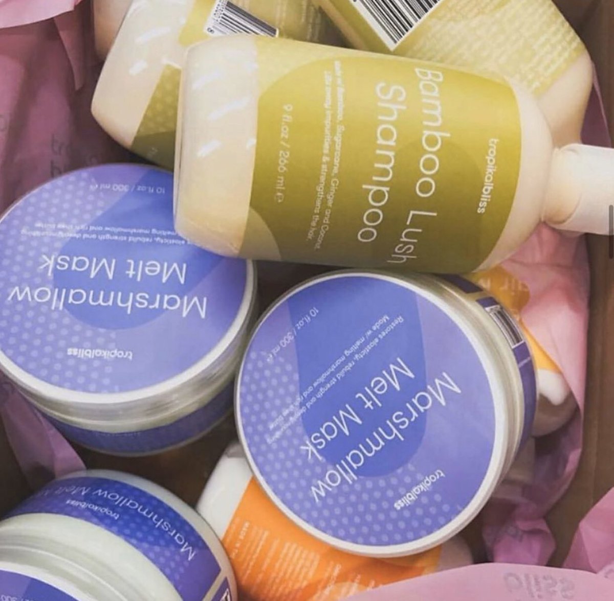 À quand votre prochain “ Wash Day “ ? Notre #Marshmallow Melt Mask est un soin pénétrant pour réparer la fibre capillaire et lui redonner force et brillance 💪🏾✨ Fait à base d’huilles et d’extraits de plantes délicieuses pour les (papilles) cheveux 😋