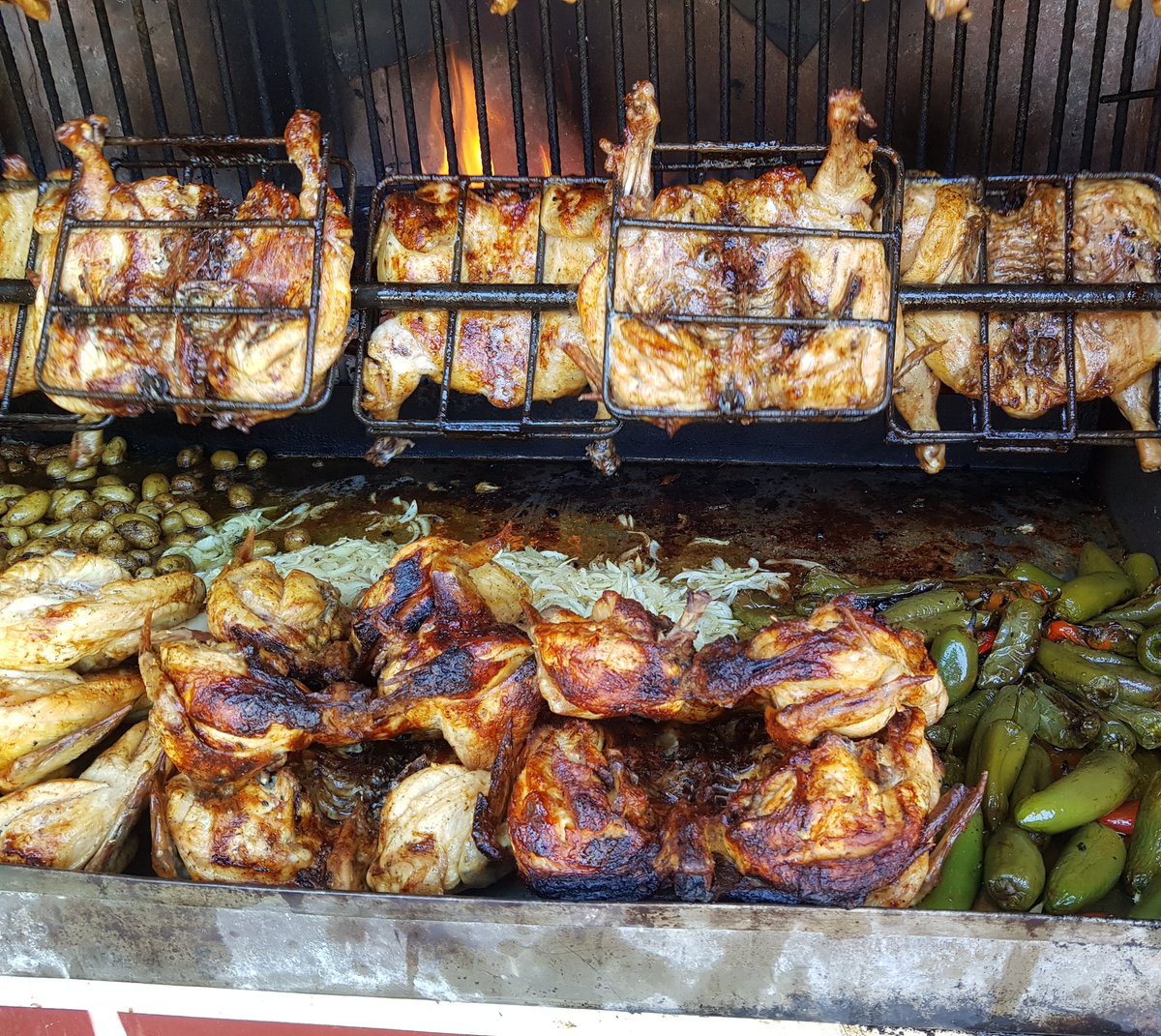 calwnnd's tweet photo. Muchá mi hermano puso un negocio de pollo y bebidas, nos pueden visitar o sino, ya contamos con servicio a domicilio a zona 1 de Mixco, Lo de Coy y San Cristóbal con todas las medidas higiénicas necesarias, estamos a la orden, sino con un RT estamos más que agradecidos!!! https://t.co/wjtylEBV3k
