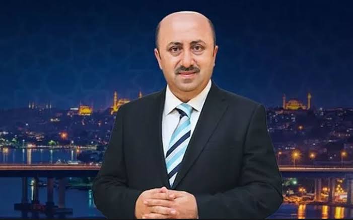 Türk ilahiyatçı, yazar, program yapımcısı ve sunucusu Ömer Döngeloğlu Koronavirüsden dolayı hayatını kaybetti.