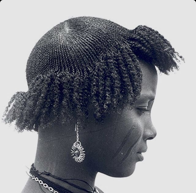 .     - Tresses -La tradition du tressage des cheveux en Afrique remonte à des milliers d’années. Les différents styles de tressage étaient associés à la tribu, l’âge, la situation familiale, la fortune, le pouvoir, la religion, et/ou le rang social de la personne.