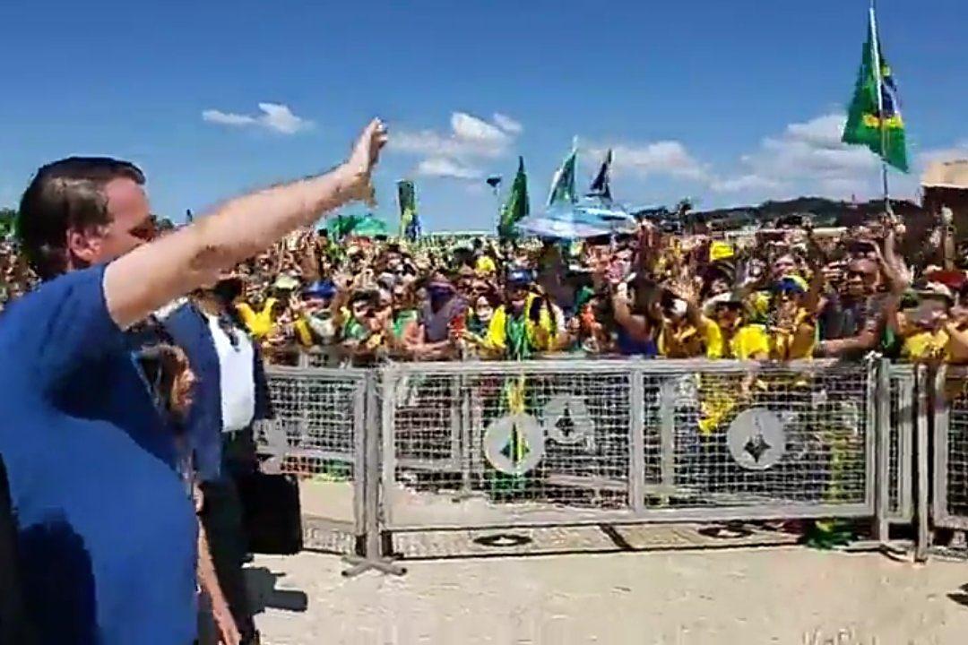 Autenticada_'s tweet photo. Isso retrata que esse povo está longe de ser "pessoas de bem". Inúmeras pessoas morrendo, o mundo pedindo para as pessoas permanecerem EM CASA e os fanáticos demoníacos, estão nas ruas "EMANANDO" vírus, prolongando O PICO. Vocês são a vergonha desse PAÍS.😭

#TodoPoderEmanaDoPovo https://t.co/ayqOFzSwtz