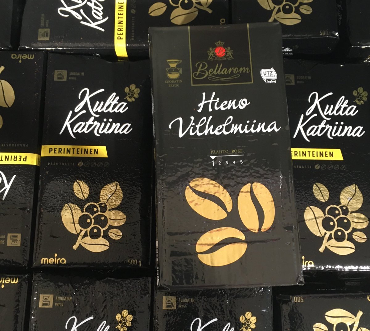 helanteri's tweet photo. Tältä kaksinaismoralismi näyttää.

Lidl: Hieno Mokka ja Hieno Vilhelmiina ovat ihan ok, ei mitään väärää. 

Lidl myös: joku graafikko parodioi logoamme, soitetaan lakimiehet paikalle https://t.co/29JOmUOVSc