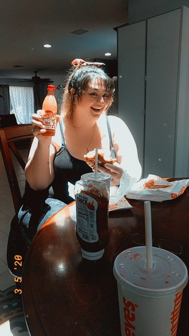 Y'all wanna see what a sex worker does on their day off? Ya know.... Just eating while the heavens open<a href="/tag/glow"class="tags"><span>#glow</span></a>