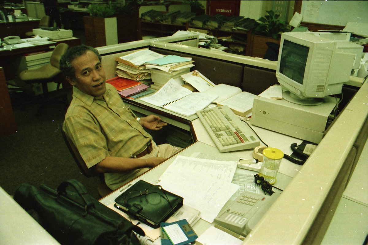 arbainrambey's tweet photo. Mejaku, meja SujiwoTedjo dan meja Chris JB di KOMPAS pada 1996 https://t.co/SHciXuWvDI