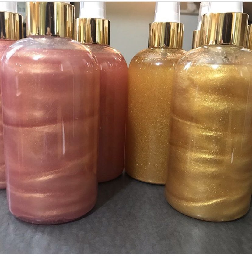 holisticshouse's tweet photo. Our beautiful glimmer mist is an infusion of green tea and aloe, and gets its mesmerizing color &amp; shimmer via mica powder. The oil is a non greasy combo of oils great for soothing skin ailments. These leave you moisturized with a subtle, yet gorgeous shimmer💖 https://t.co/sbiMyPIzsC