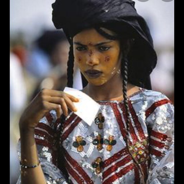 Les femmes peules se coiffent de jolies tresses plaquées (très à la mode).Ce sont des fulani braids ou tresses peulhs. Une tresse plaquée au centre de la tête de l'avant vers l'arrière ;1 ou 2 nattes de chaque côté de la tête tressées de l’arrière à l'avant ;...