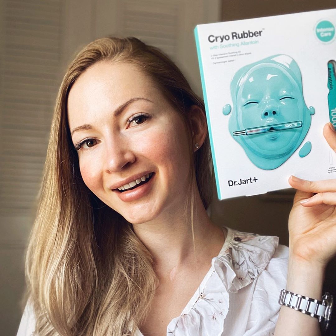 Influenster's tweet photo. Mask on with the @Drjart Cyro Rubber Mask! Olesia looks like she's ready to #CyroAndChill. ❄️ What's your favorite Dr. Jart mask?
https://t.co/blvVDEEaCB https://t.co/h8Qny0JEAK