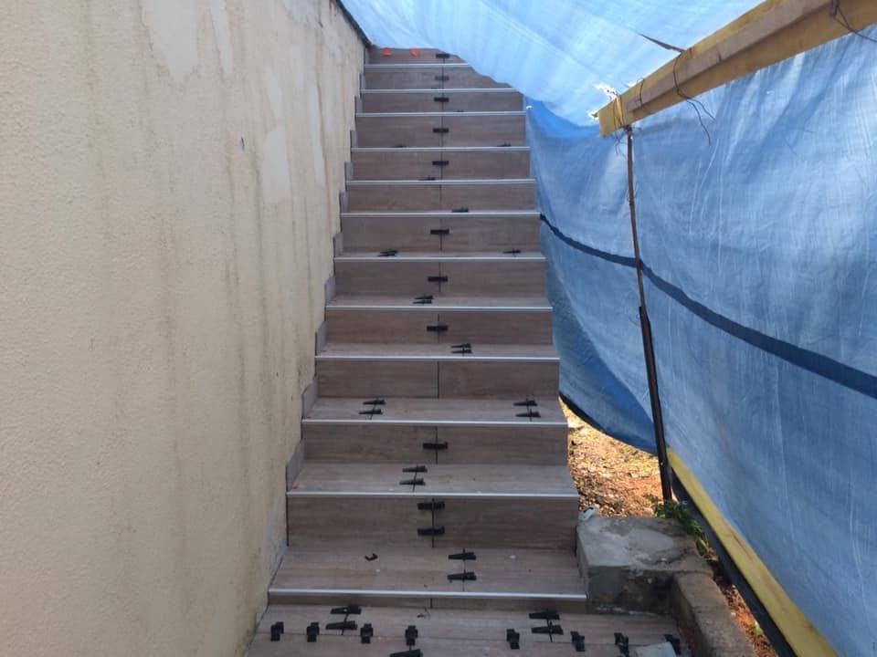 Courage à tous les #artisans qui travaillent ! Non seulement il faut se protéger du #Covid19 mais également des giboulées de mars au mois de mai si vous travaillez dehors ! 😂
Nous en ce moment c’est carrelage escalier et terrasse extérieure avec <a href="/RVT_fr/">Réaliservostravaux.fr</a> !